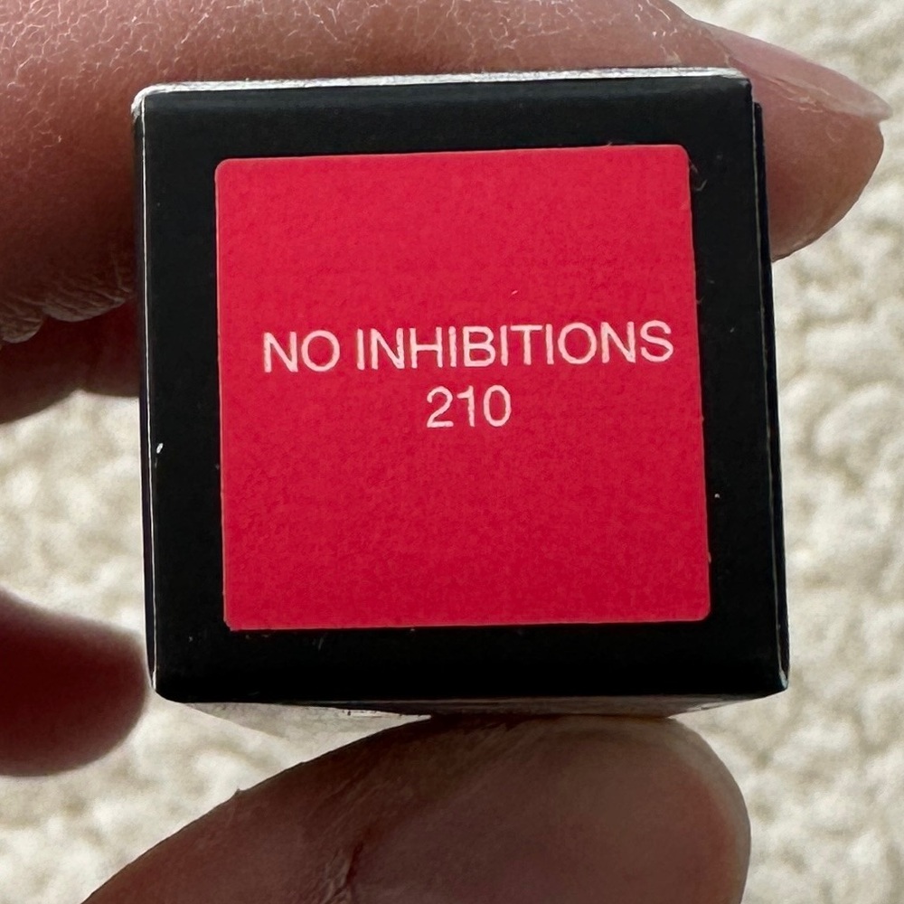 Afterglow Sensual Shine Lipstick
NARS No inhibitions 210 brand new - Picture 3 of 6